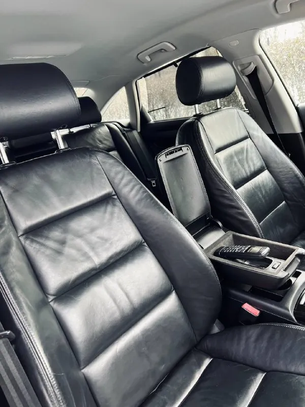 Продам автомобиль audi a6c6. машина в отличном внешнем и техническом состоянии. двигатель 3.0 бензин. коробка обыкновенный автомат. полный привод quattro. -автомобиль прошел комплексное т. о. на данный момент без вложений вообще. кузов в шикарном состоянии, без гнили, весь ровный. салон сохранился отлично, следили и ухаживали, без потертостей. на данный момент обслужили всю ходовую часть, также поменял жидкости, нигде никаких потеков масла, двигатель работает отлично, тяга хорошая, не дымит, заменил масло в датчик уровня масла. -комплектация практически максимум: бесключевой доступ, датчик света/дождя, кожаный салон, климат контроль, мультируль, лепестки, подогревы сидений и зеркал, складывание зеркал, шторки на боковых дверях и заднем стекле, кнопка start-stop, электро-ручник, заводской телефон в подлокотнике, омыватель фар. стоят r19 диски, антихром, также отдам второй комплект резины на дисках r18. 3 ключа. авто прошел тех осмотр, юридически по 📲 tg: @d_bycha 📞 звоните: +7(949)5201939 - фотография - 9