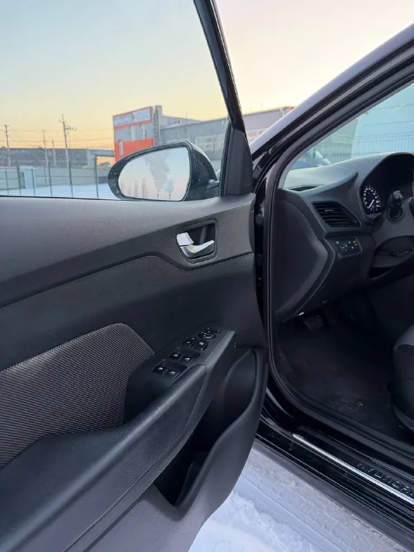 Hyundai solaris ii рестайлинг 2021г 100541км. комплектация: elegance. климат-контроль 1-зонный. круиз-контроль. парктроник передний. парктроник задний. регулировка руля по высоте. регулировка руля по вылету. дистанционный запуск двигателя. мультифункциональное рулевое колесо. бортовой компьютер. 1 хозяин, эптс. 2 ключа отличное внешнее и техническое состояние, , оригинальный пробег. сигнализация с автозапуском, шумоизоляция дверей, зоны риска в бронепленке. есть один косметический окрас. автомобиль 🚗 регистрация ростов на дону. цена : 1615.000 пишите, звоните. телеграмм. тел : 89612972709 - фотография - 10