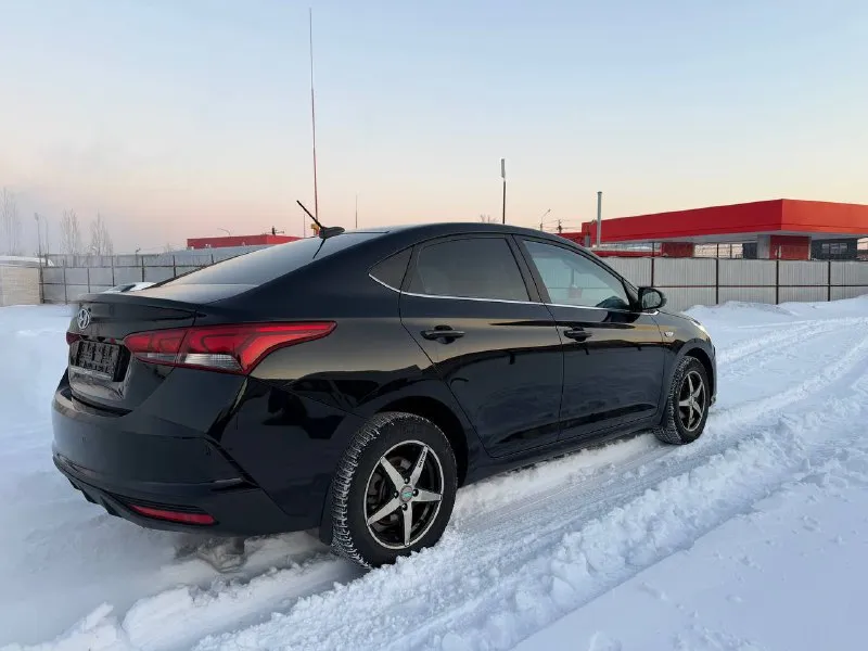 Hyundai solaris ii рестайлинг 2021г 100541км. комплектация: elegance. климат-контроль 1-зонный. круиз-контроль. парктроник передний. парктроник задний. регулировка руля по высоте. регулировка руля по вылету. дистанционный запуск двигателя. мультифункциональное рулевое колесо. бортовой компьютер. 1 хозяин, эптс. 2 ключа отличное внешнее и техническое состояние, , оригинальный пробег. сигнализация с автозапуском, шумоизоляция дверей, зоны риска в бронепленке. есть один косметический окрас. автомобиль 🚗 регистрация ростов на дону. цена : 1615.000 пишите, звоните. телеграмм. тел : 89612972709 - фотография - 4