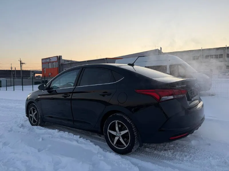 Hyundai solaris ii рестайлинг 2021г 100541км. комплектация: elegance. климат-контроль 1-зонный. круиз-контроль. парктроник передний. парктроник задний. регулировка руля по высоте. регулировка руля по вылету. дистанционный запуск двигателя. мультифункциональное рулевое колесо. бортовой компьютер. 1 хозяин, эптс. 2 ключа отличное внешнее и техническое состояние, , оригинальный пробег. сигнализация с автозапуском, шумоизоляция дверей, зоны риска в бронепленке. есть один косметический окрас. автомобиль 🚗 регистрация ростов на дону. цена : 1615.000 пишите, звоните. телеграмм. тел : 89612972709 - фотография - 5