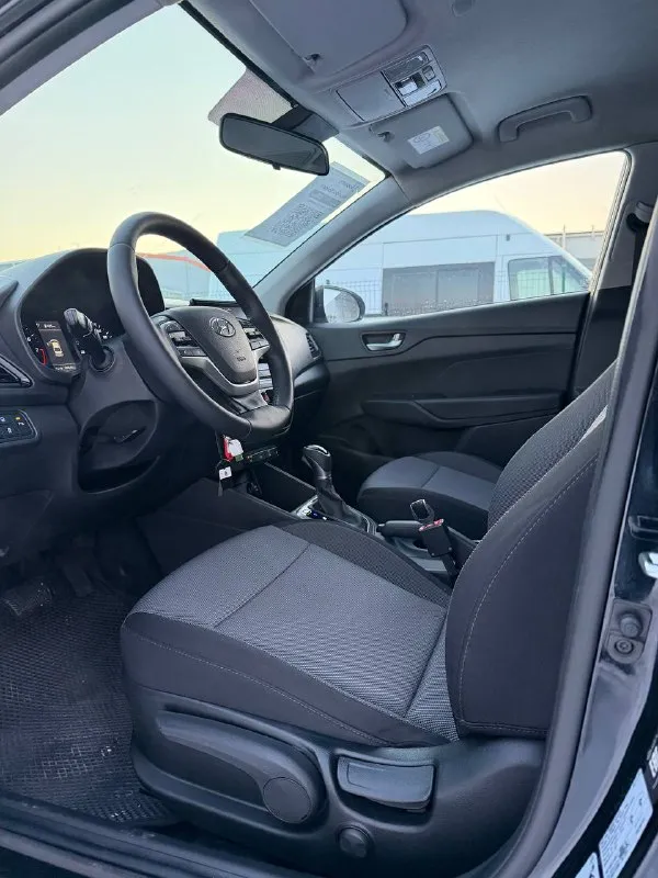 Hyundai solaris ii рестайлинг 2021г 100541км. комплектация: elegance. климат-контроль 1-зонный. круиз-контроль. парктроник передний. парктроник задний. регулировка руля по высоте. регулировка руля по вылету. дистанционный запуск двигателя. мультифункциональное рулевое колесо. бортовой компьютер. 1 хозяин, эптс. 2 ключа отличное внешнее и техническое состояние, , оригинальный пробег. сигнализация с автозапуском, шумоизоляция дверей, зоны риска в бронепленке. есть один косметический окрас. автомобиль 🚗 регистрация ростов на дону. цена : 1615.000 пишите, звоните. телеграмм. тел : 89612972709 - фотография - 9