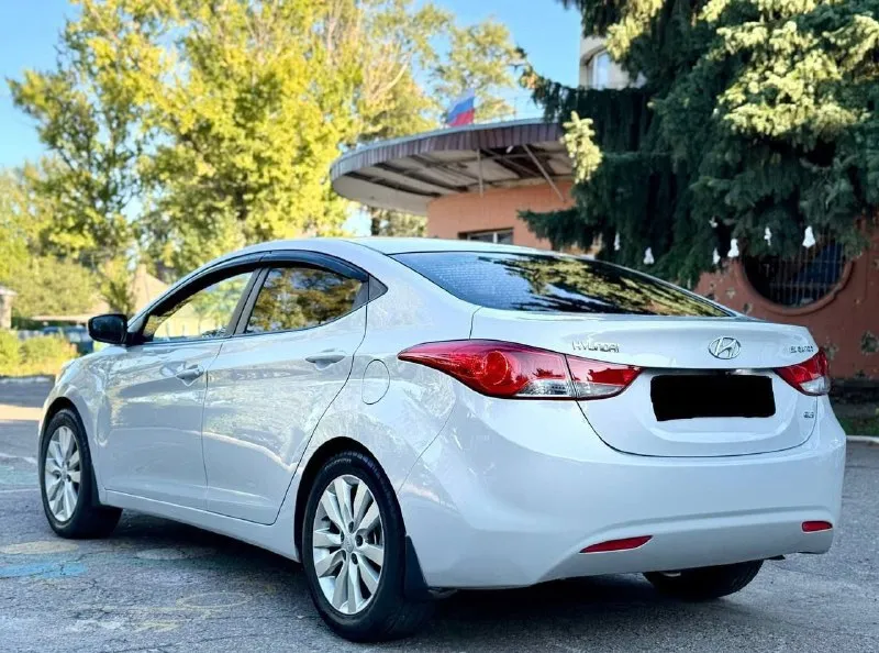 Продам hyundai elantra 2012г. в. 1.6(132л. с) механика 6ти ступка, пробег 230000км. цвет автомобиля creamy white pearl (кремово‑белый перламутр). авто обслужено полностью, вложений не требует. полный электро пакет, двух зонный климат, все опции работают без нареканий. двигатель работает ровно, не дымит, не тратит, масло не расходует вообще. лкп в норме. коробка работает отлично, не гудит не свистит. масла, фильтра, жидкости все заменены. собственик транспортного средства. цена 1 030 000₽ реальному покупателю торг. территориально. г. шахтёрск +79494874457 - фотография - 4