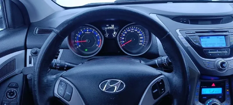 Продам hyundai elantra 2012г. в. 1.6(132л. с) механика 6ти ступка, пробег 230000км. цвет автомобиля creamy white pearl (кремово‑белый перламутр). авто обслужено полностью, вложений не требует. полный электро пакет, двух зонный климат, все опции работают без нареканий. двигатель работает ровно, не дымит, не тратит, масло не расходует вообще. лкп в норме. коробка работает отлично, не гудит не свистит. масла, фильтра, жидкости все заменены. собственик транспортного средства. цена 1 030 000₽ реальному покупателю торг. территориально. г. шахтёрск +79494874457 - фотография - 5