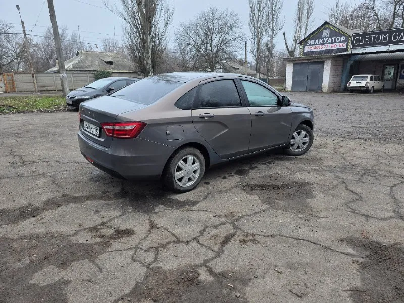 Продам лада веста 2017г. , 1,6л. , 16кл. , механика, abs, esp, пробег родной 140 000км, кондиционер(заправлен, работает). состояние отличное. технически без вложений сел и поехал. двигатель масло не расходует, коробка в идеале. по подвеске все отлично без единого стука и бряка, обслуживалась вовремя, . по кузову гнили нет, как на фото, стекла родные! салон чистый не прокуренный. эур, передние стеклоподъемники, подогрев передних сидений, музыка, сигнализация с автозапуском, задние парктроники, эра-глонасс. осмотр донецк продажа от собственника с переоформлением. цена 690 т. р +79493808903 📞 🇷🇺 звоните: +79493808903 - фотография - 2