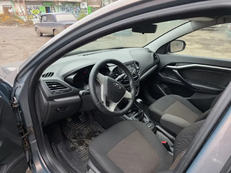 Продам лада веста 2017г. , 1,6л. , 16кл. , механика, abs, esp, пробег родной 140 000км, кондиционер(заправлен, работает). состояние отличное. технически без вложений сел и поехал. двигатель масло не расходует, коробка в идеале. по подвеске все отлично без единого стука и бряка, обслуживалась вовремя, . по кузову гнили нет, как на фото, стекла родные! салон чистый не прокуренный. эур, передние стеклоподъемники, подогрев передних сидений, музыка, сигнализация с автозапуском, задние парктроники, эра-глонасс. осмотр донецк продажа от собственника с переоформлением. цена 690 т. р +79493808903 📞 🇷🇺 звоните: +79493808903 - фотография - 5