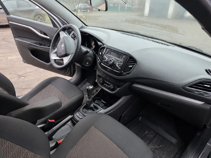 Продам лада веста 2017г. , 1,6л. , 16кл. , механика, abs, esp, пробег родной 140 000км, кондиционер(заправлен, работает). состояние отличное. технически без вложений сел и поехал. двигатель масло не расходует, коробка в идеале. по подвеске все отлично без единого стука и бряка, обслуживалась вовремя, . по кузову гнили нет, как на фото, стекла родные! салон чистый не прокуренный. эур, передние стеклоподъемники, подогрев передних сидений, музыка, сигнализация с автозапуском, задние парктроники, эра-глонасс. осмотр донецк продажа от собственника с переоформлением. цена 690 т. р +79493808903 📞 🇷🇺 звоните: +79493808903 - фотография - 6