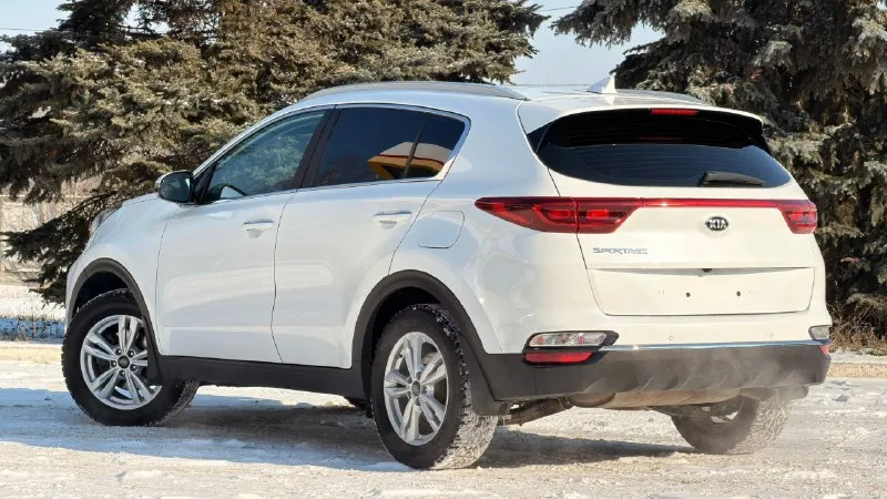 Kia sportage 2020 автомобиль в идеальном состоянии как внешне так и технически, автомобиль не бит не крашен, никаких вложений не требует, двигатель работает идеально без шумно, коробка работает изумительно, по ходовой части как новая, под капотом все сухо без каких либо подтеков, по электрики работает все до единой кнопочки. в комплекте два ключа сервисная книжка. установлена сигнализация с автозапуском starline. автотека вся зеленая!🍀 любые проверки с вашей стороны. по документам все кристально чисто любое оформление. двигатель: 2.0 (бензин) коробка: автомат год: 2020 цена: 1.980.000₽ торг присутствует только при осмотре автомобиля! 📱+79494748264 +79886224342 телеграмм ⬆️ вотсап ⬆️. 📞 звоните: +7(949)4748264 - фотография - 3