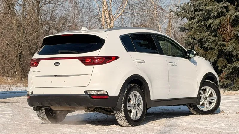 Kia sportage 2020 автомобиль в идеальном состоянии как внешне так и технически, автомобиль не бит не крашен, никаких вложений не требует, двигатель работает идеально без шумно, коробка работает изумительно, по ходовой части как новая, под капотом все сухо без каких либо подтеков, по электрики работает все до единой кнопочки. в комплекте два ключа сервисная книжка. установлена сигнализация с автозапуском starline. автотека вся зеленая!🍀 любые проверки с вашей стороны. по документам все кристально чисто любое оформление. двигатель: 2.0 (бензин) коробка: автомат год: 2020 цена: 1.980.000₽ торг присутствует только при осмотре автомобиля! 📱+79494748264 +79886224342 телеграмм ⬆️ вотсап ⬆️. 📞 звоните: +7(949)4748264 - фотография - 4