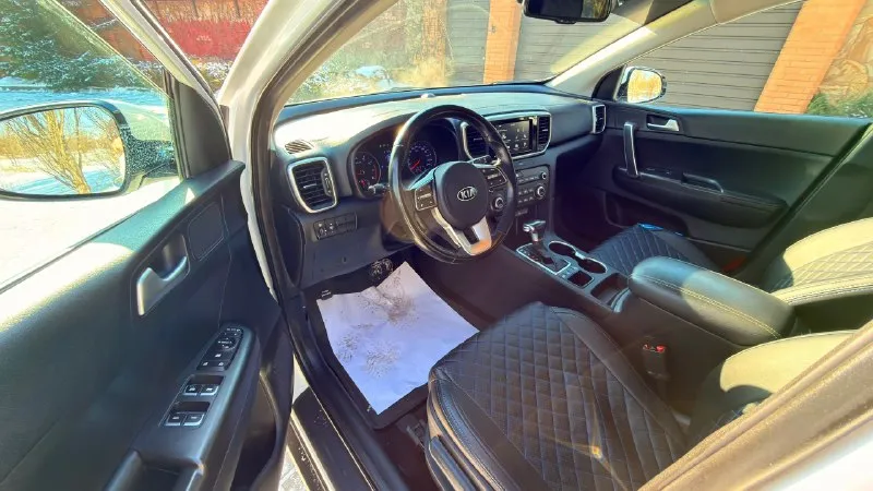 Kia sportage 2020 автомобиль в идеальном состоянии как внешне так и технически, автомобиль не бит не крашен, никаких вложений не требует, двигатель работает идеально без шумно, коробка работает изумительно, по ходовой части как новая, под капотом все сухо без каких либо подтеков, по электрики работает все до единой кнопочки. в комплекте два ключа сервисная книжка. установлена сигнализация с автозапуском starline. автотека вся зеленая!🍀 любые проверки с вашей стороны. по документам все кристально чисто любое оформление. двигатель: 2.0 (бензин) коробка: автомат год: 2020 цена: 1.980.000₽ торг присутствует только при осмотре автомобиля! 📱+79494748264 +79886224342 телеграмм ⬆️ вотсап ⬆️. 📞 звоните: +7(949)4748264 - фотография - 9