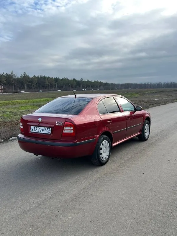 Skoda octavia tour в идеальном состоянии! 2 хозяина за всю историю. автотека зелёная ✅ пробег составляет 244 тысяч километров(оригинал подтверждённый автотекой). птс оригинал. кузов не участвовал в дтп и полностью оцинкован. установлен газ евро-4 пропан! (зарегистрирован в птс) недавно было проведено полное техническое обслуживание с заменой грм, помпы, масла, фильтров и свечей. двигатель работает как часы — тихо и без расхода масла. механическая коробка передач переключается мягко и легко, а ходовая часть не издаёт никаких стуков, стоит новая резина r 15. в комплектацию входят кондиционер, стеклоподъёмники, подогрев сидений, бортовой компьютер, гидроусилитель руля, подушки безопасности airbag, abs, и заводская сигнализация. кузов не имеет ржавчины и гнили салон в отличном состоянии — чистый и опрятный. документы в полном порядке. возможны любые виды оформления. техосмотр пройден. осмотр проводился в донецке. цена:560.000₽ т+79494355183 - фотография - 4