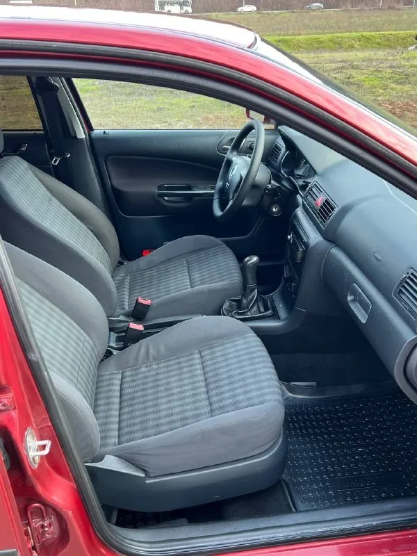 Skoda octavia tour в идеальном состоянии! 2 хозяина за всю историю. автотека зелёная ✅ пробег составляет 244 тысяч километров(оригинал подтверждённый автотекой). птс оригинал. кузов не участвовал в дтп и полностью оцинкован. установлен газ евро-4 пропан! (зарегистрирован в птс) недавно было проведено полное техническое обслуживание с заменой грм, помпы, масла, фильтров и свечей. двигатель работает как часы — тихо и без расхода масла. механическая коробка передач переключается мягко и легко, а ходовая часть не издаёт никаких стуков, стоит новая резина r 15. в комплектацию входят кондиционер, стеклоподъёмники, подогрев сидений, бортовой компьютер, гидроусилитель руля, подушки безопасности airbag, abs, и заводская сигнализация. кузов не имеет ржавчины и гнили салон в отличном состоянии — чистый и опрятный. документы в полном порядке. возможны любые виды оформления. техосмотр пройден. осмотр проводился в донецке. цена:560.000₽ т+79494355183 - фотография - 7