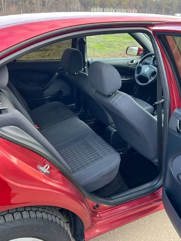 Skoda octavia tour в идеальном состоянии! 2 хозяина за всю историю. автотека зелёная ✅ пробег составляет 244 тысяч километров(оригинал подтверждённый автотекой). птс оригинал. кузов не участвовал в дтп и полностью оцинкован. установлен газ евро-4 пропан! (зарегистрирован в птс) недавно было проведено полное техническое обслуживание с заменой грм, помпы, масла, фильтров и свечей. двигатель работает как часы — тихо и без расхода масла. механическая коробка передач переключается мягко и легко, а ходовая часть не издаёт никаких стуков, стоит новая резина r 15. в комплектацию входят кондиционер, стеклоподъёмники, подогрев сидений, бортовой компьютер, гидроусилитель руля, подушки безопасности airbag, abs, и заводская сигнализация. кузов не имеет ржавчины и гнили салон в отличном состоянии — чистый и опрятный. документы в полном порядке. возможны любые виды оформления. техосмотр пройден. осмотр проводился в донецке. цена:560.000₽ т+79494355183 - фотография - 8