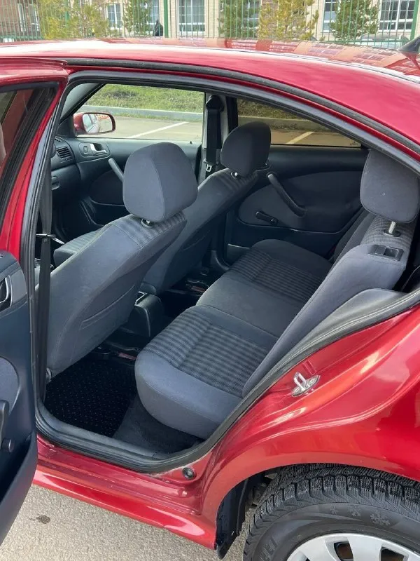 Skoda octavia tour в идеальном состоянии! 2 хозяина за всю историю. автотека зелёная ✅ пробег составляет 244 тысяч километров(оригинал подтверждённый автотекой). птс оригинал. кузов не участвовал в дтп и полностью оцинкован. установлен газ евро-4 пропан! (зарегистрирован в птс) недавно было проведено полное техническое обслуживание с заменой грм, помпы, масла, фильтров и свечей. двигатель работает как часы — тихо и без расхода масла. механическая коробка передач переключается мягко и легко, а ходовая часть не издаёт никаких стуков, стоит новая резина r 15. в комплектацию входят кондиционер, стеклоподъёмники, подогрев сидений, бортовой компьютер, гидроусилитель руля, подушки безопасности airbag, abs, и заводская сигнализация. кузов не имеет ржавчины и гнили салон в отличном состоянии — чистый и опрятный. документы в полном порядке. возможны любые виды оформления. техосмотр пройден. осмотр проводился в донецке. цена:560.000₽ т+79494355183 - фотография - 9