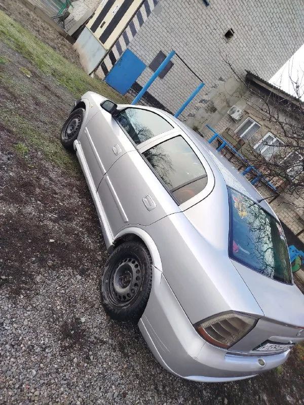 Продаю свою машину!!! 🚗 opel astra g (опель астра джи) седан 🚀 обьем: 1.6/8клоп топливо: бензин/газ вписанный кпп: механическая, 5-ступ ‼️кузов оцинкован привод: передний год выпуска: 2001 место осмотра: г. торез телефон: +79493919959 450т. р. хороший торг у капота! машина для своих лет в отличном состоянии двигатель кoрoбка хoдoвая идеальнoе! масло менялось каждые 7-8 тыс. 2 ключа, центральный замок, передние стеклоподъемники, авс. кожаный салон, магнитола андроид. машину не убивали, все делали своевременно, машина всегда на ходу. 📞 🇷🇺 звоните: +79493919959 - фотография - 3