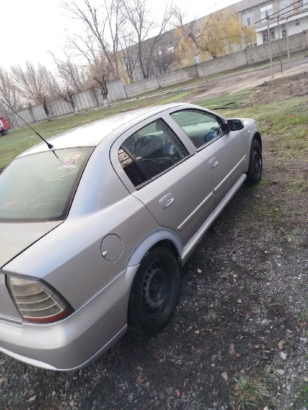 Продаю свою машину!!! 🚗 opel astra g (опель астра джи) седан 🚀 обьем: 1.6/8клоп топливо: бензин/газ вписанный кпп: механическая, 5-ступ ‼️кузов оцинкован привод: передний год выпуска: 2001 место осмотра: г. торез телефон: +79493919959 450т. р. хороший торг у капота! машина для своих лет в отличном состоянии двигатель кoрoбка хoдoвая идеальнoе! масло менялось каждые 7-8 тыс. 2 ключа, центральный замок, передние стеклоподъемники, авс. кожаный салон, магнитола андроид. машину не убивали, все делали своевременно, машина всегда на ходу. 📞 🇷🇺 звоните: +79493919959 - фотография - 4