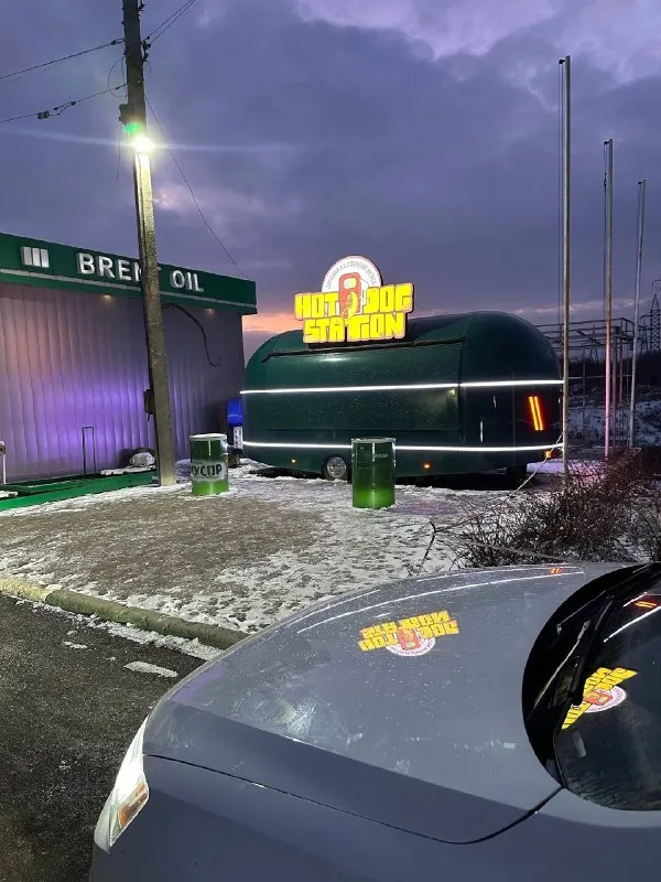 Продам фудтрак-прицеп. 2024 года выпуска, с завода! в эксплуатации был 3 месяца практически максимальная комплектация размер 7 метров с прицепным, сам фудтрак 6 метров, внутренняя площадь 15кв. м. цена 1.750.000 рублей с оборудованием (морозилка, два холодильника, два гриля, фритюр, кондиционер) все вопросы по номеру +7(949)8808808 📞 звоните: +7(949)8808808 - фотография - 3