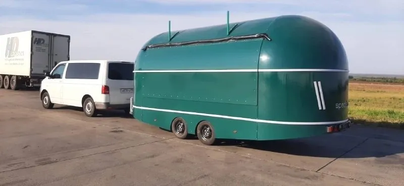 Продам фудтрак-прицеп. 2024 года выпуска, с завода! в эксплуатации был 3 месяца практически максимальная комплектация размер 7 метров с прицепным, сам фудтрак 6 метров, внутренняя площадь 15кв. м. цена 1.750.000 рублей с оборудованием (морозилка, два холодильника, два гриля, фритюр, кондиционер) все вопросы по номеру +7(949)8808808 📞 звоните: +7(949)8808808 - фотография - 4