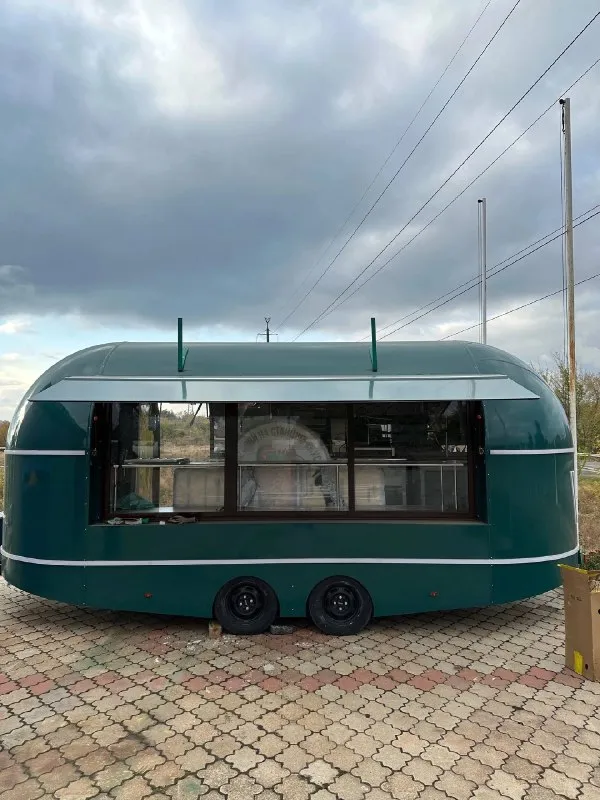 Продам фудтрак-прицеп. 2024 года выпуска, с завода! в эксплуатации был 3 месяца практически максимальная комплектация размер 7 метров с прицепным, сам фудтрак 6 метров, внутренняя площадь 15кв. м. цена 1.750.000 рублей с оборудованием (морозилка, два холодильника, два гриля, фритюр, кондиционер) все вопросы по номеру +7(949)8808808 📞 звоните: +7(949)8808808 - фотография - 5