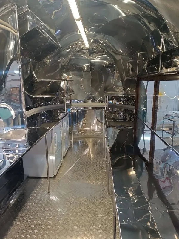 Продам фудтрак-прицеп. 2024 года выпуска, с завода! в эксплуатации был 3 месяца практически максимальная комплектация размер 7 метров с прицепным, сам фудтрак 6 метров, внутренняя площадь 15кв. м. цена 1.750.000 рублей с оборудованием (морозилка, два холодильника, два гриля, фритюр, кондиционер) все вопросы по номеру +7(949)8808808 📞 звоните: +7(949)8808808 - фотография - 7