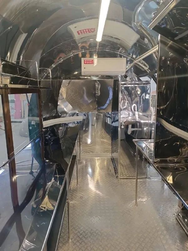 Продам фудтрак-прицеп. 2024 года выпуска, с завода! в эксплуатации был 3 месяца практически максимальная комплектация размер 7 метров с прицепным, сам фудтрак 6 метров, внутренняя площадь 15кв. м. цена 1.750.000 рублей с оборудованием (морозилка, два холодильника, два гриля, фритюр, кондиционер) все вопросы по номеру +7(949)8808808 📞 звоните: +7(949)8808808 - фотография - 8