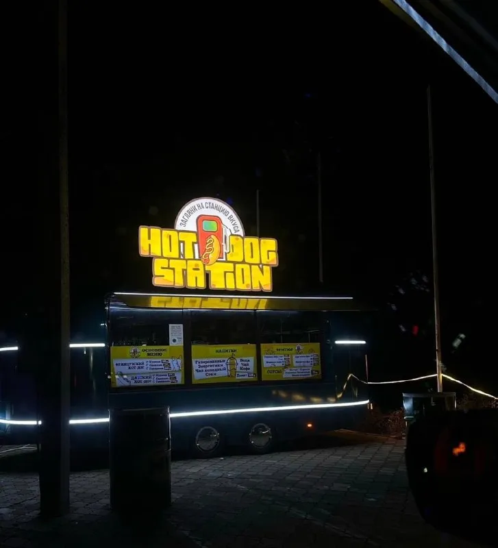 Продам фудтрак-прицеп. 2024 года выпуска, с завода! в эксплуатации был 3 месяца практически максимальная комплектация размер 7 метров с прицепным, сам фудтрак 6 метров, внутренняя площадь 15кв. м. цена 1.750.000 рублей с оборудованием (морозилка, два холодильника, два гриля, фритюр, кондиционер) все вопросы по номеру +7(949)8808808 📞 звоните: +7(949)8808808 - фотография - 9