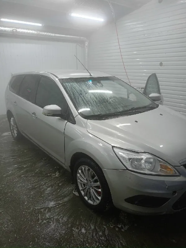 Здравствуйте продам автомобиль ford focus 2 2010 года рестайлинг объём двигателя 1,6 бензин двигатель в отличном состоянии не дымит не троит не тарахтит походовке вопросов нет не стучит не скрипит автомобиль на местном учёте я хозяин автомобили не гнилой в нормальном хорошем состоянии на шестнадцатых дисках зимняя резина новая коробка тоже не хрустит не выбивает переключается мягко на автомобиле неплохая музыка стоит саб четыре колонки истратки два усилка автомобиль находится в макеевке цена данного авто 600 т ру плюс торг а остальные вопросы по номеру телефона +79495068863 звоните в любое время 📞 звоните: +7(949)5068863 - фотография - 2