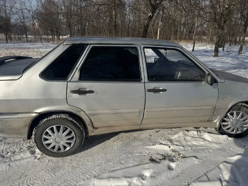 Продам ваз 15-ху 8ми-клоп. в хорошем состоянии скоростя не выбивает, мотор работает отлично, днище, пороги не гнилые, стаканы ланжероны целые. документы в порядке на 180 учете, есть стеклоподъемники, бортовик. по электрике все работает. посмотреть донецк кировский р/н. цена 140₽ +79493711572 - фотография - 4