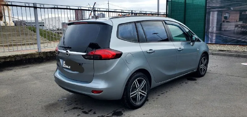 Продам opel zafira tourer год 2013 1,8 механика бензин пробег 204 000. прошу не путать с 1,4 двигателя машина в идеальном состоянии 1 хозяин в родном окрасе без ржавчины и прочих недостатков двигатель коробка ходовая всё в отличном состоянии без вложений за машиной следили и относились очень бережно 2 ключа 2 брилка хорошая комплектация датчик дождя датчик света круиз контроль климат и многое другое остальная информация по телефону цена 1100000 торг. .т +79490036029 +79494932503 - фотография - 6