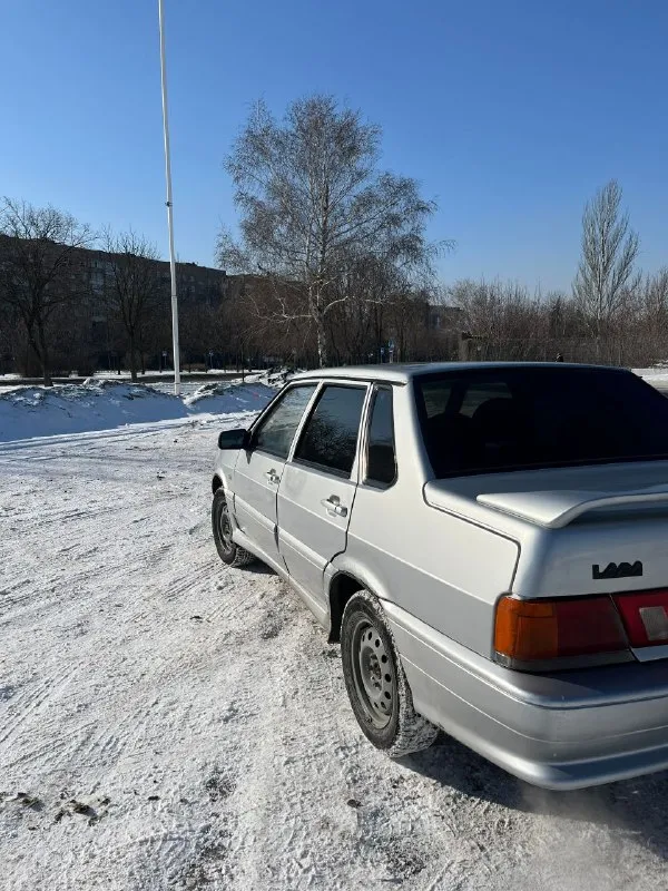 Ваз 2115 продам музыкального трудягу, технически автомобиль в отличном состоянии, печка греет, свет работает. 2008г. в. комплектация со стеклоподъемниками. пробег: 255000км двигатель 1.6 8кл, была полная капиталка на пробеге 240000, дополнительно прошит до 90л. с. масло не ест, не троит, не дымит, расход 7-8л по городу. кпп пятиступка, работает отлично, без хрустов, все передачи работают. сцепление заменено на новое. дно, пороги, лонжероны, стаканы, дно багажника все родные, в идеальном состоянии. салон чистый, не прокуренный, внутри приятно находится. кузов в нормальном состоянии, дтп не было, все стекла родные. музыка: спереди по два динамика в дверях+пищалки, сзади два мощных овала, есть усилитель, проводка под саб протянута, играет достойно. из нового: датчик термостата, новая рулевая рейка с наконечниками, радиатор печки, стартер перебрали. документы чистые птс стс дкп все на руках. резина зима новая на новых 14 штампах. цена: 220000₽торг г. донецк +79495037001 - фотография - 2