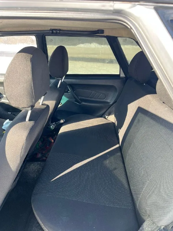 Ваз 2115 продам музыкального трудягу, технически автомобиль в отличном состоянии, печка греет, свет работает. 2008г. в. комплектация со стеклоподъемниками. пробег: 255000км двигатель 1.6 8кл, была полная капиталка на пробеге 240000, дополнительно прошит до 90л. с. масло не ест, не троит, не дымит, расход 7-8л по городу. кпп пятиступка, работает отлично, без хрустов, все передачи работают. сцепление заменено на новое. дно, пороги, лонжероны, стаканы, дно багажника все родные, в идеальном состоянии. салон чистый, не прокуренный, внутри приятно находится. кузов в нормальном состоянии, дтп не было, все стекла родные. музыка: спереди по два динамика в дверях+пищалки, сзади два мощных овала, есть усилитель, проводка под саб протянута, играет достойно. из нового: датчик термостата, новая рулевая рейка с наконечниками, радиатор печки, стартер перебрали. документы чистые птс стс дкп все на руках. резина зима новая на новых 14 штампах. цена: 220000₽торг г. донецк +79495037001 - фотография - 6