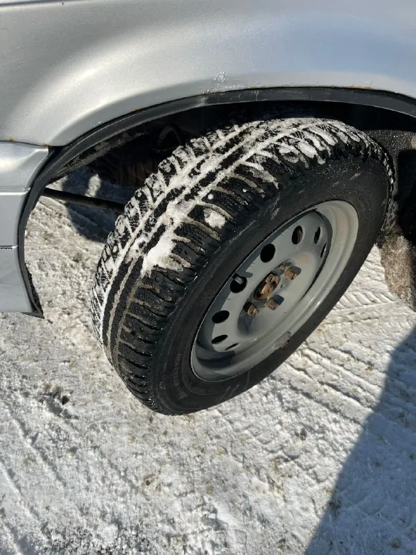 Ваз 2115 продам музыкального трудягу, технически автомобиль в отличном состоянии, печка греет, свет работает. 2008г. в. комплектация со стеклоподъемниками. пробег: 255000км двигатель 1.6 8кл, была полная капиталка на пробеге 240000, дополнительно прошит до 90л. с. масло не ест, не троит, не дымит, расход 7-8л по городу. кпп пятиступка, работает отлично, без хрустов, все передачи работают. сцепление заменено на новое. дно, пороги, лонжероны, стаканы, дно багажника все родные, в идеальном состоянии. салон чистый, не прокуренный, внутри приятно находится. кузов в нормальном состоянии, дтп не было, все стекла родные. музыка: спереди по два динамика в дверях+пищалки, сзади два мощных овала, есть усилитель, проводка под саб протянута, играет достойно. из нового: датчик термостата, новая рулевая рейка с наконечниками, радиатор печки, стартер перебрали. документы чистые птс стс дкп все на руках. резина зима новая на новых 14 штампах. цена: 220000₽торг г. донецк +79495037001 - фотография - 8