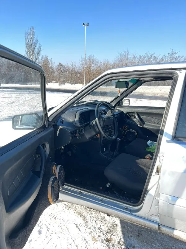 Ваз 2115 продам музыкального трудягу, технически автомобиль в отличном состоянии, печка греет, свет работает. 2008г. в. комплектация со стеклоподъемниками. пробег: 255000км двигатель 1.6 8кл, была полная капиталка на пробеге 240000, дополнительно прошит до 90л. с. масло не ест, не троит, не дымит, расход 7-8л по городу. кпп пятиступка, работает отлично, без хрустов, все передачи работают. сцепление заменено на новое. дно, пороги, лонжероны, стаканы, дно багажника все родные, в идеальном состоянии. салон чистый, не прокуренный, внутри приятно находится. кузов в нормальном состоянии, дтп не было, все стекла родные. музыка: спереди по два динамика в дверях+пищалки, сзади два мощных овала, есть усилитель, проводка под саб протянута, играет достойно. из нового: датчик термостата, новая рулевая рейка с наконечниками, радиатор печки, стартер перебрали. документы чистые птс стс дкп все на руках. резина зима новая на новых 14 штампах. цена: 220000₽торг г. донецк +79495037001 - фотография - 9