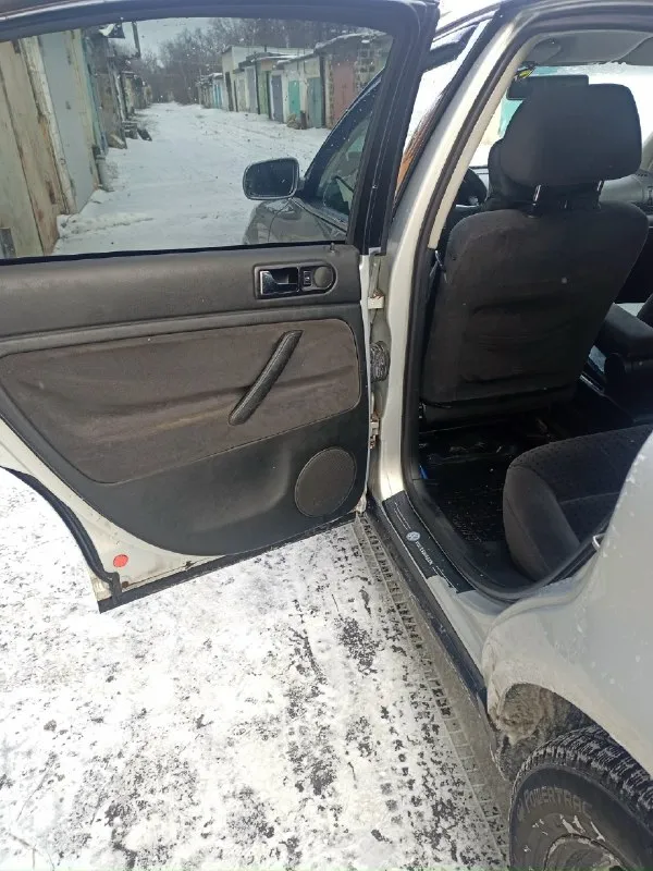 Пассат б5 2000г двигатель 1.8,125л/с пробег 435500 два хозяина, есть сервисная книжка, а также два ключа + один дубликат пластиковый, это редкость у кого он сохранился. машина вся в заводской окраске, есть элемент вторичного окраса, это задний багажник, был удар, но от первого владельца, ничего не скрываю, описываю как есть, стёкла родные кроме лобового. не работает компрессор кондиционера, перестал работать в этом году. фрион заправлен. есть 4 покаление вписан в тех. паспорт. могу скину видео обзор. +79494124105 осмотр г. харцызск 📞 звоните: +7(949)4124105 - фотография - 2