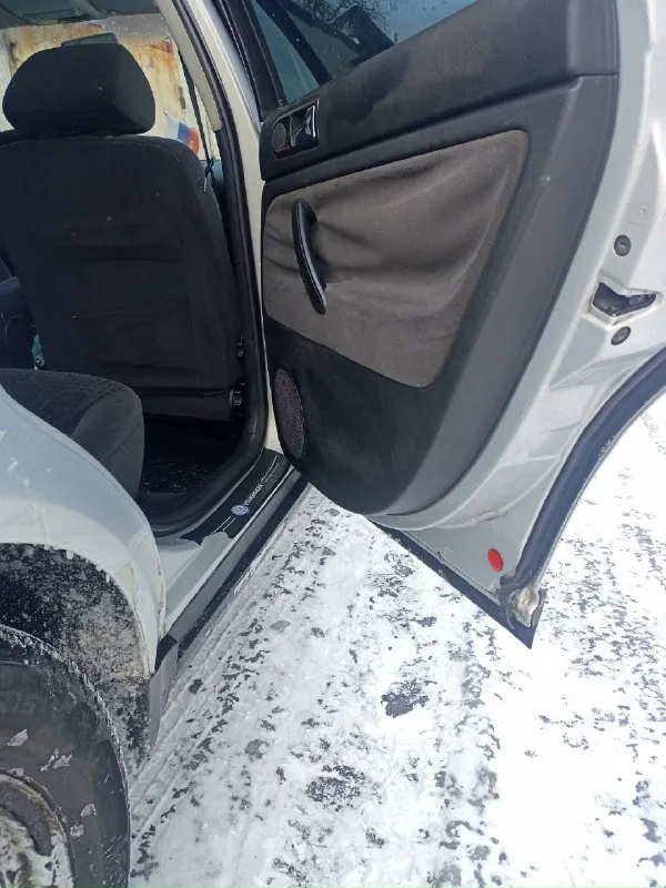 Пассат б5 2000г двигатель 1.8,125л/с пробег 435500 два хозяина, есть сервисная книжка, а также два ключа + один дубликат пластиковый, это редкость у кого он сохранился. машина вся в заводской окраске, есть элемент вторичного окраса, это задний багажник, был удар, но от первого владельца, ничего не скрываю, описываю как есть, стёкла родные кроме лобового. не работает компрессор кондиционера, перестал работать в этом году. фрион заправлен. есть 4 покаление вписан в тех. паспорт. могу скину видео обзор. +79494124105 осмотр г. харцызск 📞 звоните: +7(949)4124105 - фотография - 3