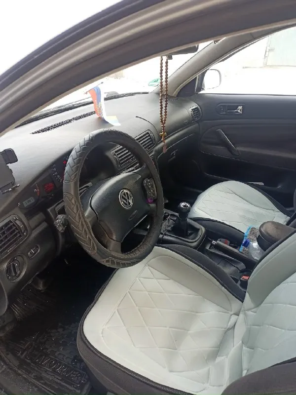 Пассат б5 2000г двигатель 1.8,125л/с пробег 435500 два хозяина, есть сервисная книжка, а также два ключа + один дубликат пластиковый, это редкость у кого он сохранился. машина вся в заводской окраске, есть элемент вторичного окраса, это задний багажник, был удар, но от первого владельца, ничего не скрываю, описываю как есть, стёкла родные кроме лобового. не работает компрессор кондиционера, перестал работать в этом году. фрион заправлен. есть 4 покаление вписан в тех. паспорт. могу скину видео обзор. +79494124105 осмотр г. харцызск 📞 звоните: +7(949)4124105 - фотография - 7