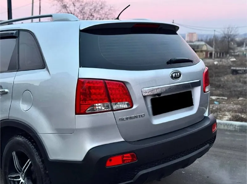 Продам kia sorento 2 xm в хорошем состоянии 2011 года мотор 2.4 коробка акпп пробег 210 мотор работает кап ремонт двигателя 30.000 назад все чеки на руках полная кожа подогревы всех 4 сидений электропривод сидений старт стоп без ключевой доступ круиз контроль, мульти руль, климат контроль полный привод 4 стекло подъемника музыка г. донецк оформление в мрэо тел. .+79495325914 и телеграмм цена 1320 руб. - фотография - 2