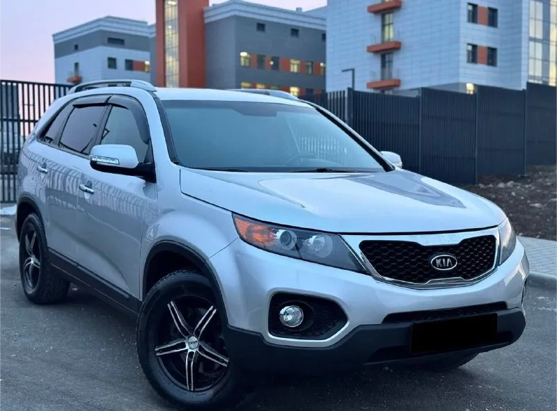 Продам kia sorento 2 xm в хорошем состоянии 2011 года мотор 2.4 коробка акпп пробег 210 мотор работает кап ремонт двигателя 30.000 назад все чеки на руках полная кожа подогревы всех 4 сидений электропривод сидений старт стоп без ключевой доступ круиз контроль, мульти руль, климат контроль полный привод 4 стекло подъемника музыка г. донецк оформление в мрэо тел. .+79495325914 и телеграмм цена 1320 руб. - фотография - 4