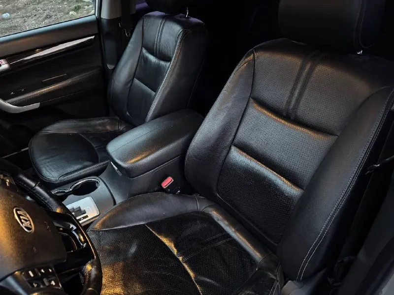 Продам kia sorento 2 xm в хорошем состоянии 2011 года мотор 2.4 коробка акпп пробег 210 мотор работает кап ремонт двигателя 30.000 назад все чеки на руках полная кожа подогревы всех 4 сидений электропривод сидений старт стоп без ключевой доступ круиз контроль, мульти руль, климат контроль полный привод 4 стекло подъемника музыка г. донецк оформление в мрэо тел. .+79495325914 и телеграмм цена 1320 руб. - фотография - 5