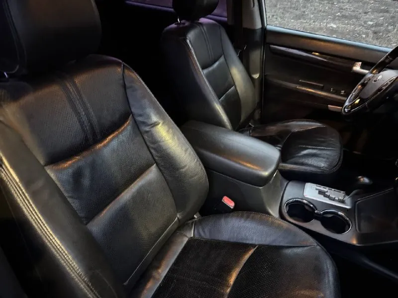 Продам kia sorento 2 xm в хорошем состоянии 2011 года мотор 2.4 коробка акпп пробег 210 мотор работает кап ремонт двигателя 30.000 назад все чеки на руках полная кожа подогревы всех 4 сидений электропривод сидений старт стоп без ключевой доступ круиз контроль, мульти руль, климат контроль полный привод 4 стекло подъемника музыка г. донецк оформление в мрэо тел. .+79495325914 и телеграмм цена 1320 руб. - фотография - 6