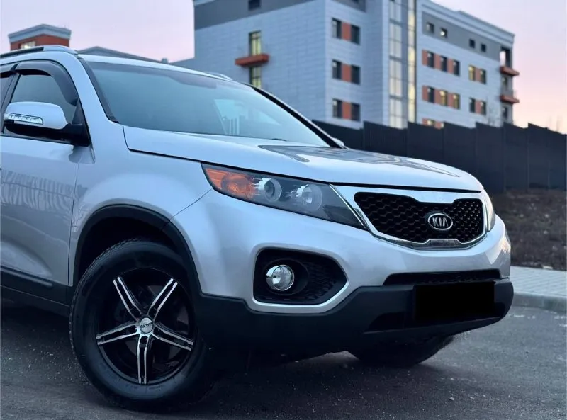 Продам kia sorento 2 xm в хорошем состоянии 2011 года мотор 2.4 коробка акпп пробег 210 мотор работает кап ремонт двигателя 30.000 назад все чеки на руках полная кожа подогревы всех 4 сидений электропривод сидений старт стоп без ключевой доступ круиз контроль, мульти руль, климат контроль полный привод 4 стекло подъемника музыка г. донецк оформление в мрэо тел. .+79495325914 и телеграмм цена 1320 руб. - фотография - 7