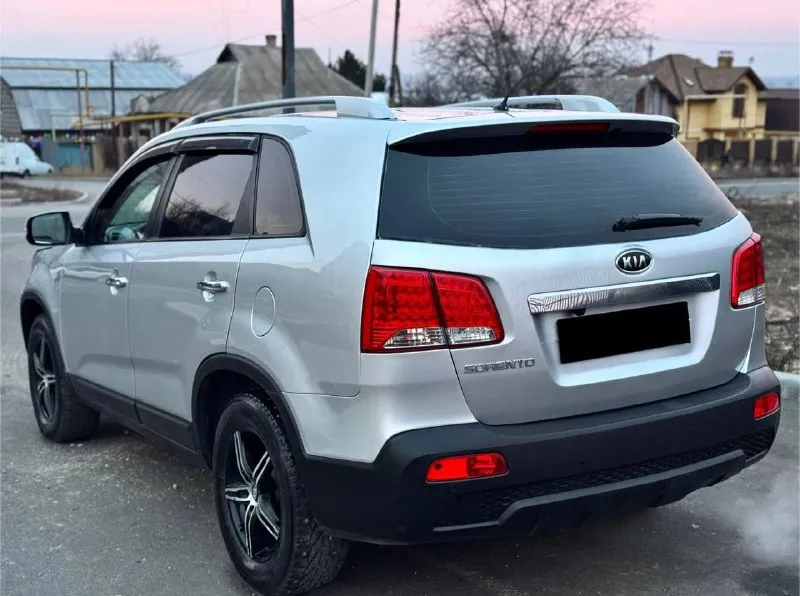 Продам kia sorento 2 xm в хорошем состоянии 2011 года мотор 2.4 коробка акпп пробег 210 мотор работает кап ремонт двигателя 30.000 назад все чеки на руках полная кожа подогревы всех 4 сидений электропривод сидений старт стоп без ключевой доступ круиз контроль, мульти руль, климат контроль полный привод 4 стекло подъемника музыка г. донецк оформление в мрэо тел. .+79495325914 и телеграмм цена 1320 руб. - фотография - 9