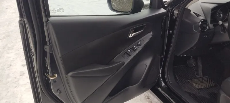 Toyota yaris 2019 год 1.5атмосферный, 107 лс, 130тыс км пробег, 6ст. автоматическая кпп местный учет машина в отличном состоянии, кузов оцинкован, ржавчины нет расход топлива 5.5- 7.5 в комплектации кнопка старт-стоп, активный круиз контроль, камера заднего хода, навигация и другое два комплекта покрышек и ковриков надёжный японский автомобиль цена 1.320 р тел +79493786727 - фотография - 8