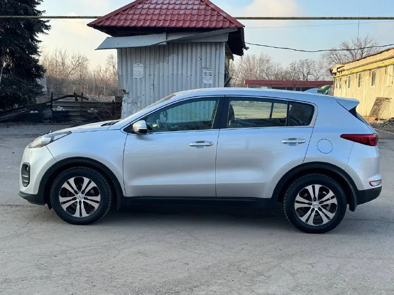 Kia sportage официал 2018 год выпуска эксплуатации с 2019 двигатель 2.0 бензин коробка автомат пробег родной 143 тыс. км автомобиль в отличном состоянии, кузов не бит, не крашен, весь в заводском окрасе, двигатель работает как часики, коробка листает как положено ! вообщем не какого вложения не требует от слова совсем. в автомобиле есть все для комфорта кондиционер, круиз контроль, датчики света, и дождя, подогревы зеркал, подогрев всех сидений, парктроники, многофункциональный монитор, android камера заднего вида, и многое другое, с документами полный порядок любой вид оформления ! г. донецк цена 1.785тыс. ₽ (возможен обмен ) звоните остальное по +79495210905 📲 tg: r. b 📞 звоните: +7(949)5210905 - фотография - 2
