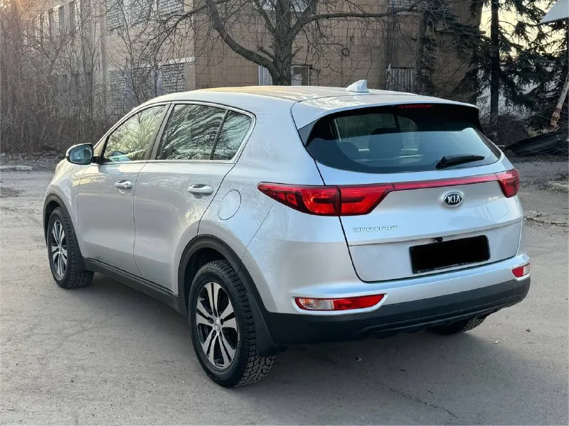 Kia sportage официал 2018 год выпуска эксплуатации с 2019 двигатель 2.0 бензин коробка автомат пробег родной 143 тыс. км автомобиль в отличном состоянии, кузов не бит, не крашен, весь в заводском окрасе, двигатель работает как часики, коробка листает как положено ! вообщем не какого вложения не требует от слова совсем. в автомобиле есть все для комфорта кондиционер, круиз контроль, датчики света, и дождя, подогревы зеркал, подогрев всех сидений, парктроники, многофункциональный монитор, android камера заднего вида, и многое другое, с документами полный порядок любой вид оформления ! г. донецк цена 1.785тыс. ₽ (возможен обмен ) звоните остальное по +79495210905 📲 tg: r. b 📞 звоните: +7(949)5210905 - фотография - 3