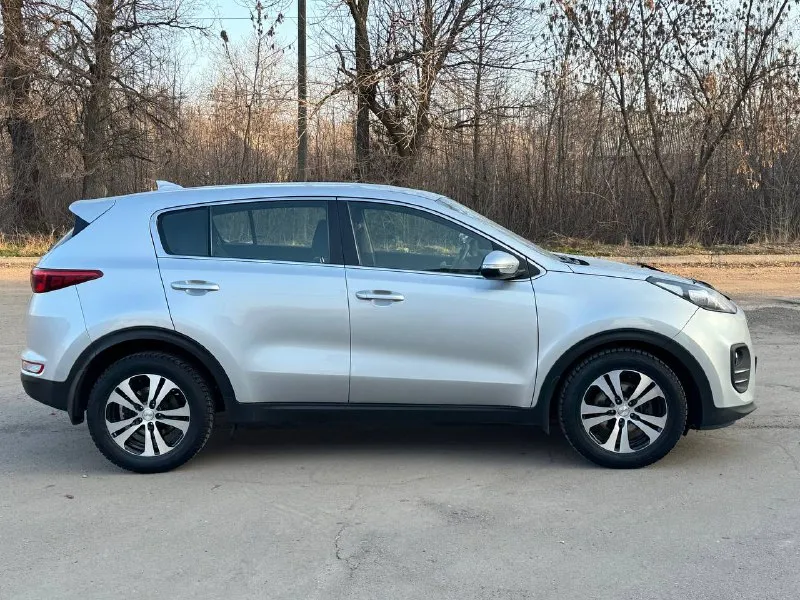 Kia sportage официал 2018 год выпуска эксплуатации с 2019 двигатель 2.0 бензин коробка автомат пробег родной 143 тыс. км автомобиль в отличном состоянии, кузов не бит, не крашен, весь в заводском окрасе, двигатель работает как часики, коробка листает как положено ! вообщем не какого вложения не требует от слова совсем. в автомобиле есть все для комфорта кондиционер, круиз контроль, датчики света, и дождя, подогревы зеркал, подогрев всех сидений, парктроники, многофункциональный монитор, android камера заднего вида, и многое другое, с документами полный порядок любой вид оформления ! г. донецк цена 1.785тыс. ₽ (возможен обмен ) звоните остальное по +79495210905 📲 tg: r. b 📞 звоните: +7(949)5210905 - фотография - 5