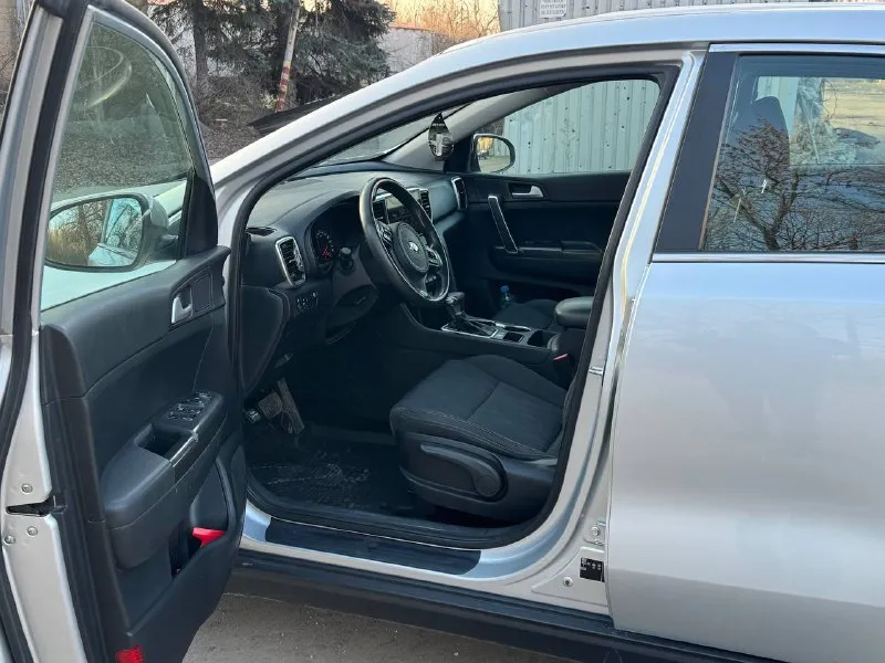 Kia sportage официал 2018 год выпуска эксплуатации с 2019 двигатель 2.0 бензин коробка автомат пробег родной 143 тыс. км автомобиль в отличном состоянии, кузов не бит, не крашен, весь в заводском окрасе, двигатель работает как часики, коробка листает как положено ! вообщем не какого вложения не требует от слова совсем. в автомобиле есть все для комфорта кондиционер, круиз контроль, датчики света, и дождя, подогревы зеркал, подогрев всех сидений, парктроники, многофункциональный монитор, android камера заднего вида, и многое другое, с документами полный порядок любой вид оформления ! г. донецк цена 1.785тыс. ₽ (возможен обмен ) звоните остальное по +79495210905 📲 tg: r. b 📞 звоните: +7(949)5210905 - фотография - 8