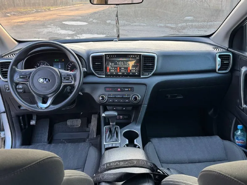 Kia sportage официал 2018 год выпуска эксплуатации с 2019 двигатель 2.0 бензин коробка автомат пробег родной 143 тыс. км автомобиль в отличном состоянии, кузов не бит, не крашен, весь в заводском окрасе, двигатель работает как часики, коробка листает как положено ! вообщем не какого вложения не требует от слова совсем. в автомобиле есть все для комфорта кондиционер, круиз контроль, датчики света, и дождя, подогревы зеркал, подогрев всех сидений, парктроники, многофункциональный монитор, android камера заднего вида, и многое другое, с документами полный порядок любой вид оформления ! г. донецк цена 1.785тыс. ₽ (возможен обмен ) звоните остальное по +79495210905 📲 tg: r. b 📞 звоните: +7(949)5210905 - фотография - 9