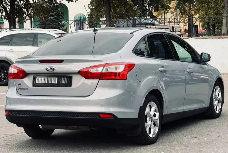 Продам: ford focus год: 2012 объем: 1.6 коробка: автомат привод: передний пробег: 230.000 км комплектация: регулировка руля по вылету и высоте, мультифункциональное рулевое колесо, круиз-контроль, климат-контроль, защита картера, регулировка, подогрев сидений, обогрев зеркал, андроид мультимедия с aux, usb, bluetooth, противотуманные фары, отделка кожей рулевого колеса, система помощи при парковке (камера заднего вида), тканевый салон в ухоженном состоянии, abs, штатный иммобилайзер, esp, электропривод зеркал, розетка 12v, штатная сигнализация, датчик света, дождя. автомобиль полностью обслужен и юридически чист без штрафов, залогов и запретов. цена: 800 к +79494308513 📞 звоните: +7(949)4308513 - фотография - 4