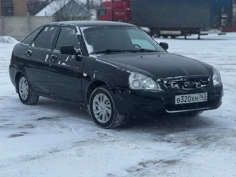 В продаже lada priora 2009 1.6 16 клоп. 175000 пробег мотор и коробка без нареканий, ни чего не хрустит, не выбивает. кузов на твердую 5 (есть 1 небольшой рыжик на фото видно) abs, airbag, 2 эсп, эур, цз, кондёр, зеркала с подогревом. катализатор вырезан. масло с фильтрами менялось 3500 км назад зимняя резина r14 в очень хорошем состоянии, покупалась в конце прошлого сезона магнитофон с блютузом, музыка простенькая в общем машинка для своих лет в очень хорошем состоянии цена 340000 ₽ торг у капота осмотр в макеевке оформление без проблем, машина без арестов и запретов +79493538895 - фотография - 2