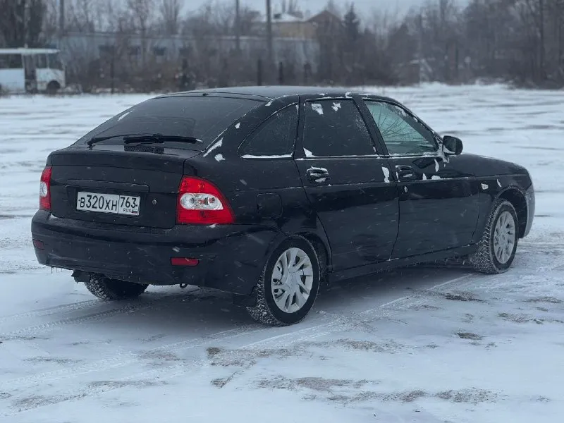 В продаже lada priora 2009 1.6 16 клоп. 175000 пробег мотор и коробка без нареканий, ни чего не хрустит, не выбивает. кузов на твердую 5 (есть 1 небольшой рыжик на фото видно) abs, airbag, 2 эсп, эур, цз, кондёр, зеркала с подогревом. катализатор вырезан. масло с фильтрами менялось 3500 км назад зимняя резина r14 в очень хорошем состоянии, покупалась в конце прошлого сезона магнитофон с блютузом, музыка простенькая в общем машинка для своих лет в очень хорошем состоянии цена 340000 ₽ торг у капота осмотр в макеевке оформление без проблем, машина без арестов и запретов +79493538895 - фотография - 4